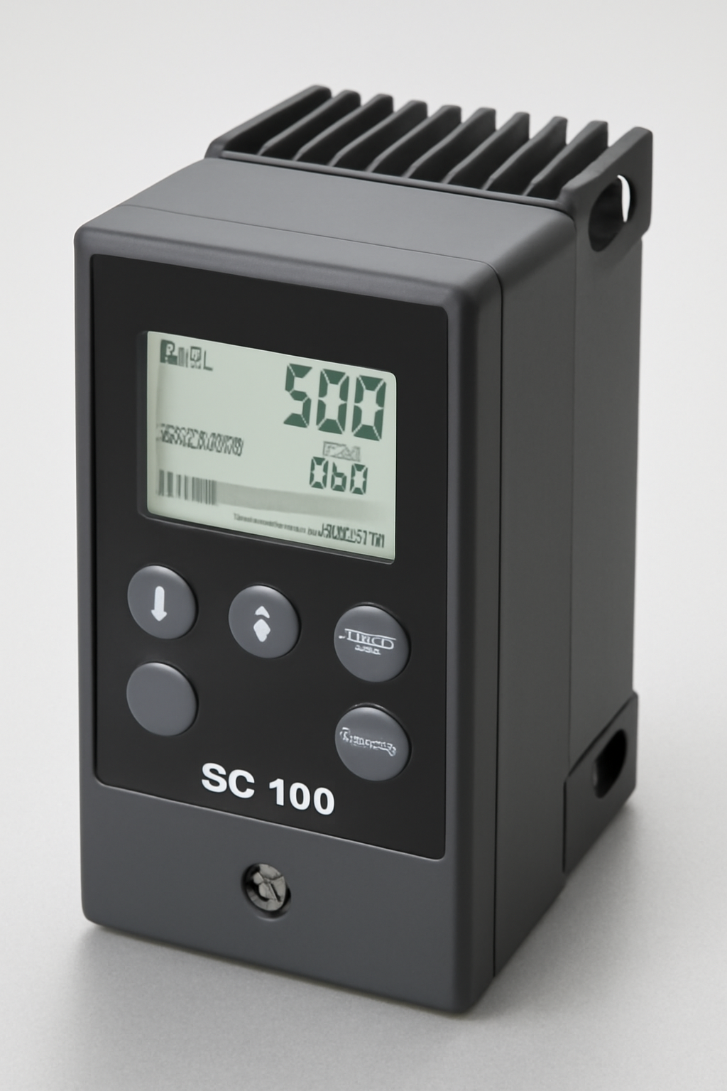 Front‑ und Seitenansicht eines rechteckigen schwarzen Steuergeräts mit oben liegendem Kühlrippengehäuse, vorne einem LCD‑Display mit Ziffernanzeige und fünf runden Bedientasten, darunter der weißen Beschriftung „SC 100“, auf hellem Hintergrund.